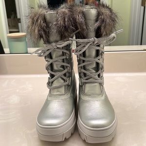 SOREL BOOTS-NEVER WORN-SILVER